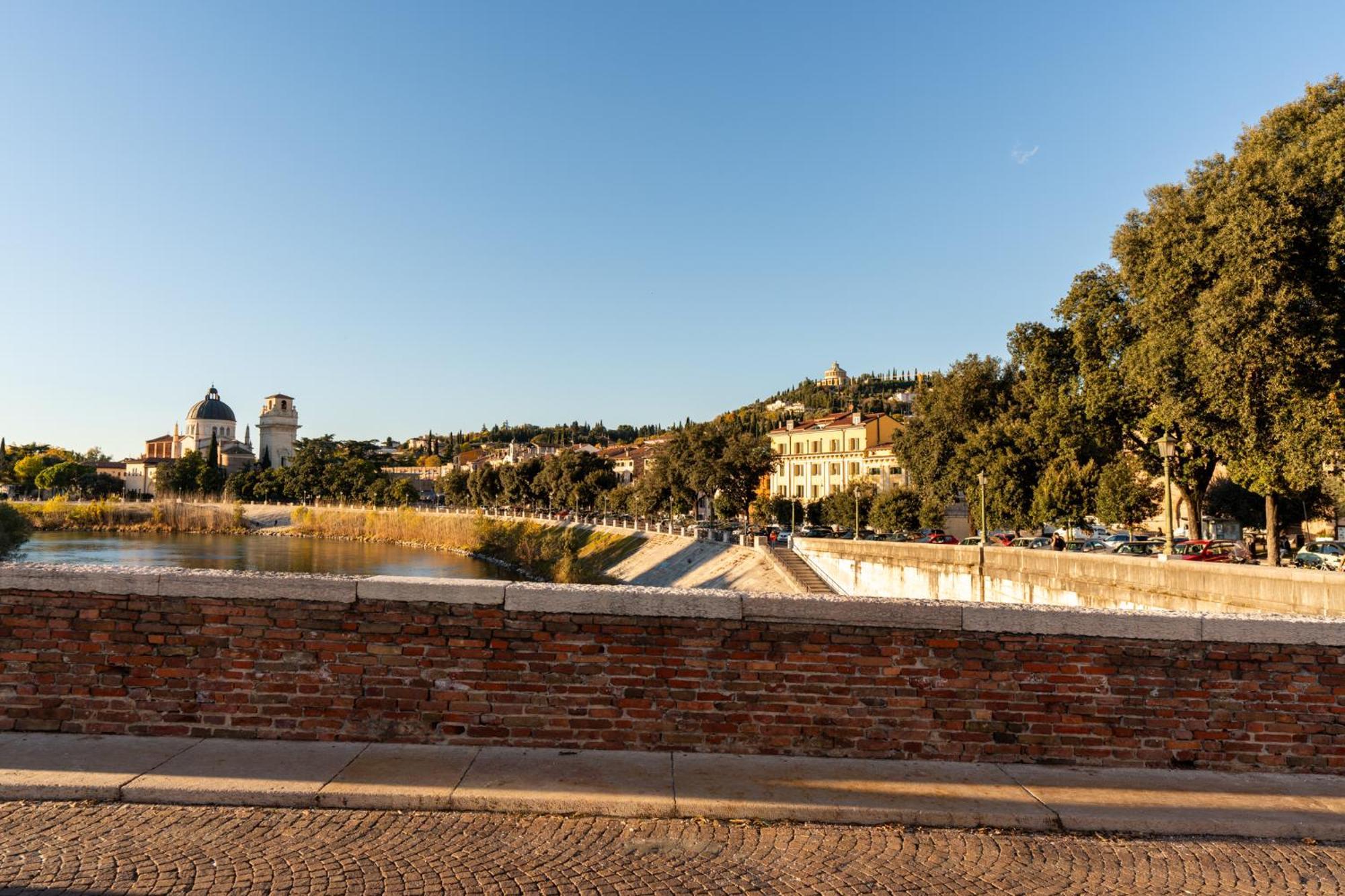 La Finestra Sul Ponte By Postcardsfrom Panzió Verona Kültér fotó