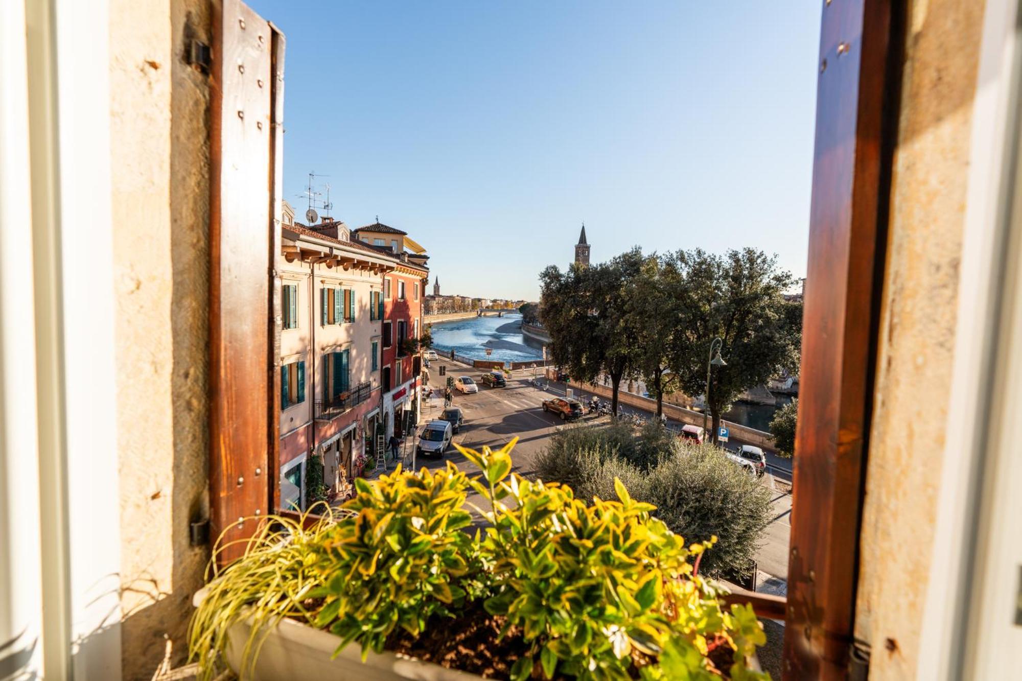 La Finestra Sul Ponte By Postcardsfrom Panzió Verona Kültér fotó